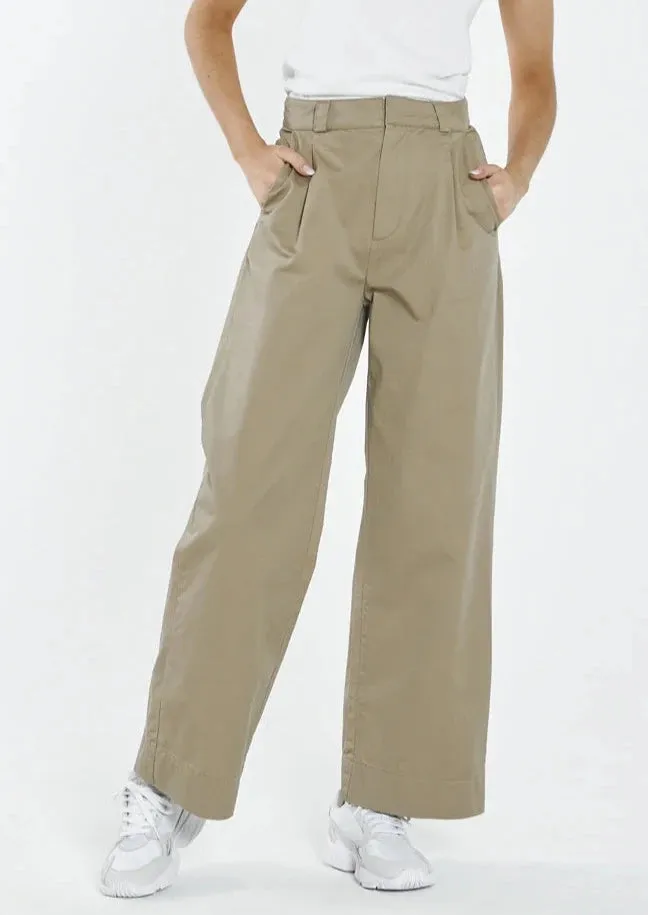 Artist Pleated Chino Pant Sand