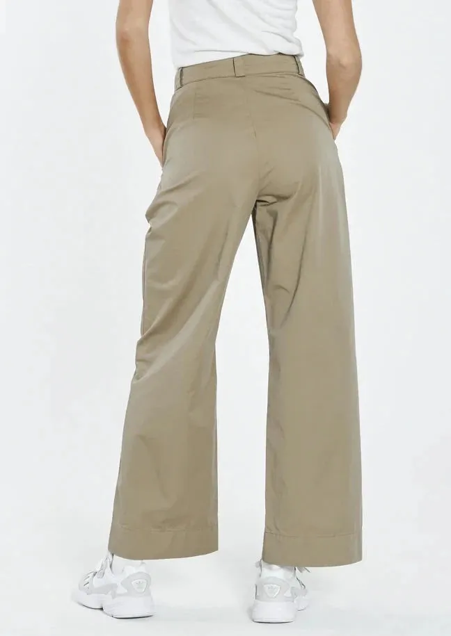 Artist Pleated Chino Pant Sand