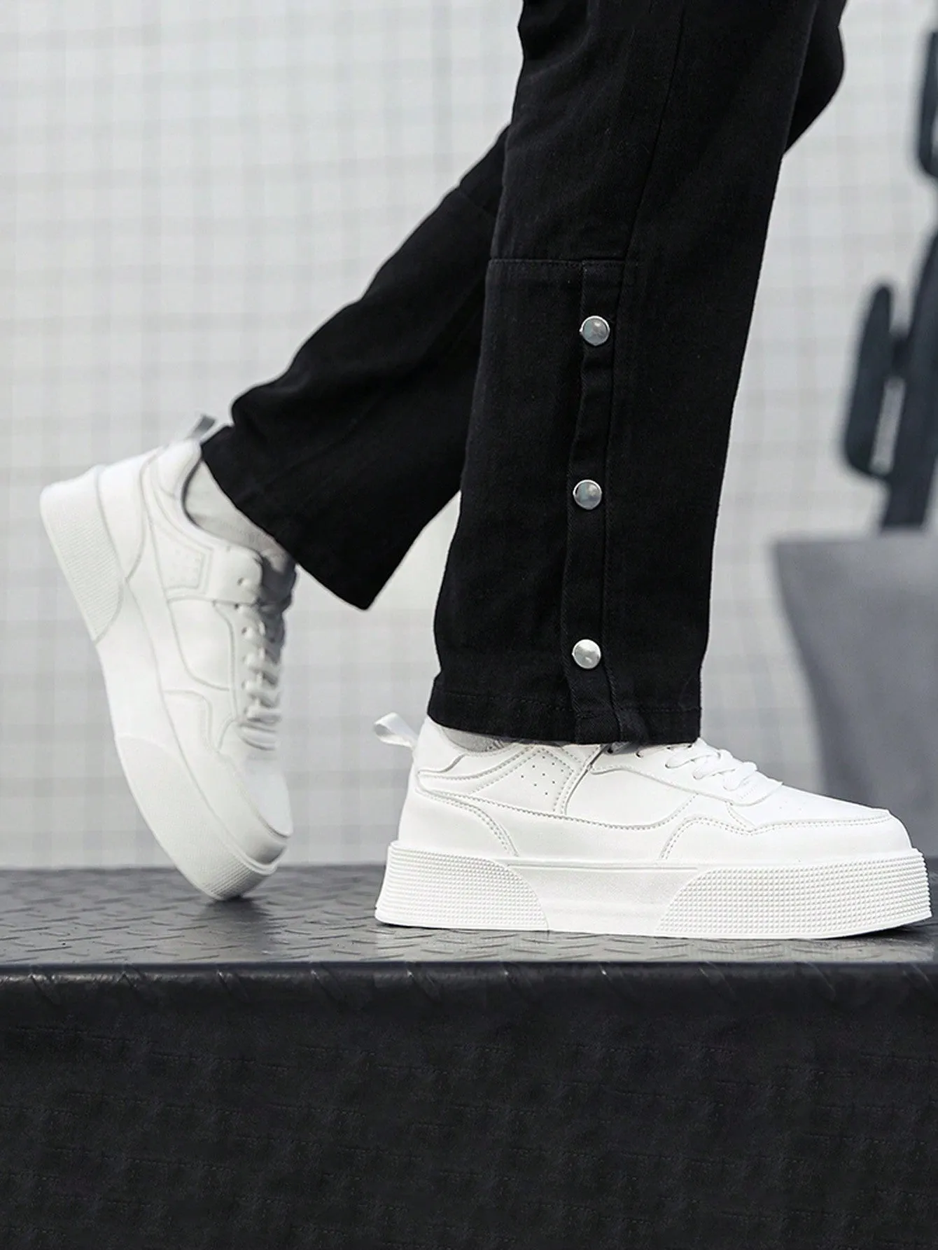 Minimalist Stitch Detail Lace-Up Front Skate Shoes Men’s Casual Shoes