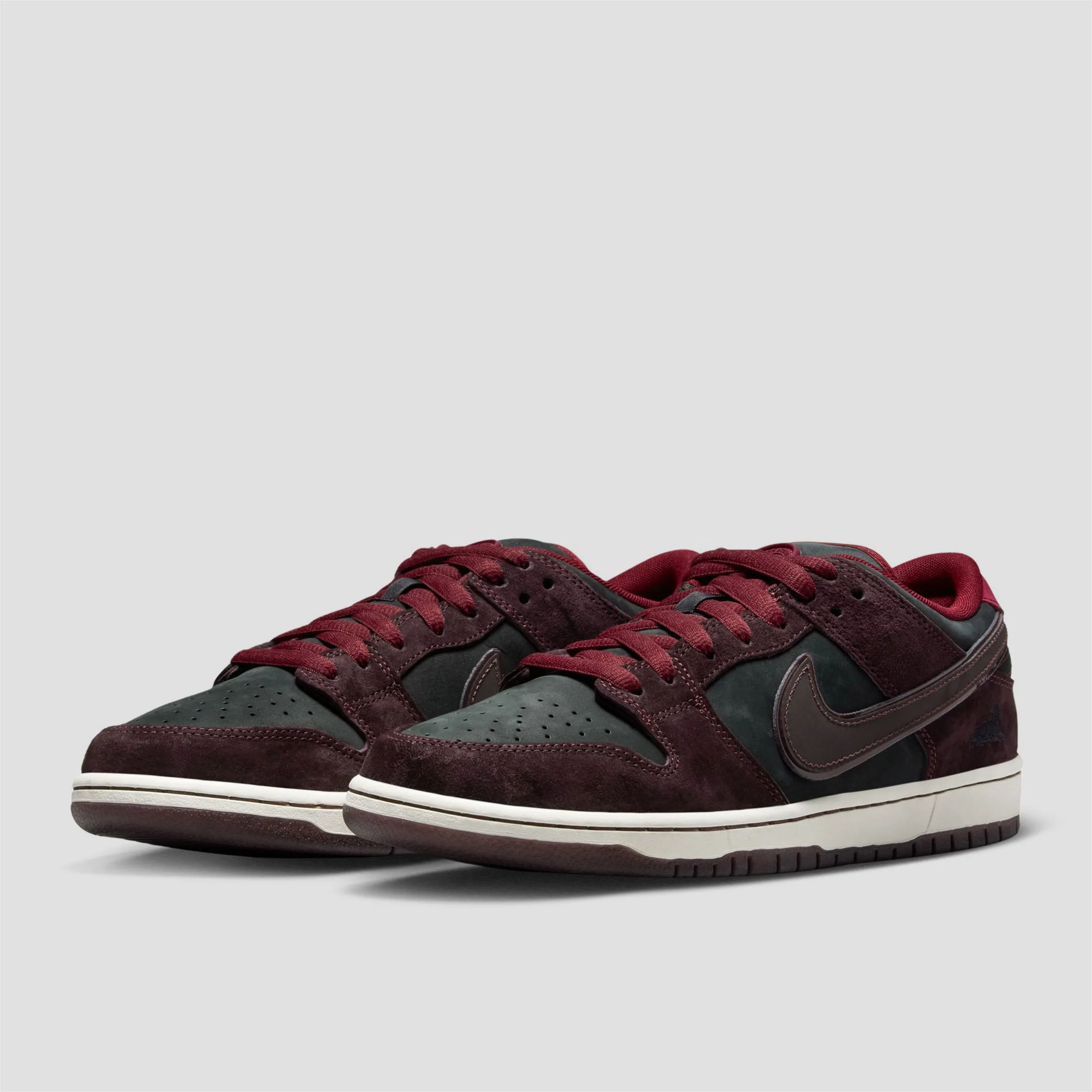 Nike SB Dunk Low Pro X Riot Skateshop Skate Shoes Mahogany / Dark Beetroot / Team Red / Sail